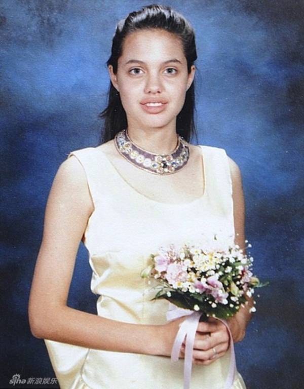 Ngắm loạt ảnh từ nhỏ đến khi trưởng thành của Angelina Jolie 10 Ngắm loạt ảnh từ nhỏ đến khi trưởng thành của Angelina Jolie 10