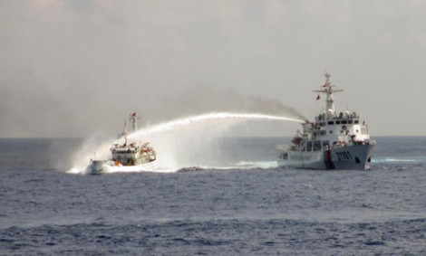 Tàu Trung Quốc dùng vòi rồng phun vào tàu Việt Nam
