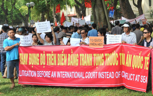 Người dân tuần hành tại Hà Nội ngày 11.5 mong muốn đưa vụ việc ra tòa án quốc tế.
