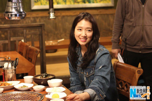Park Shin Hye đời thường giản dị, trổ tài cắm hoa trên truyền hình 1