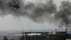 Khói đen bốc lên từ sân bay Ukraine sau các đợt tấn công của quân chính phủ