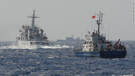 Một tàu của Trung Quốc xuất hiện chặn tàu của Việt Nam tiếp cận khu vực giàn khoan HD 981