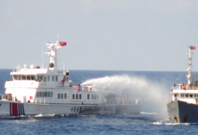 Tàu Trung Quốc phun vòi rồng vào tàu cảnh sát biển Việt Nam