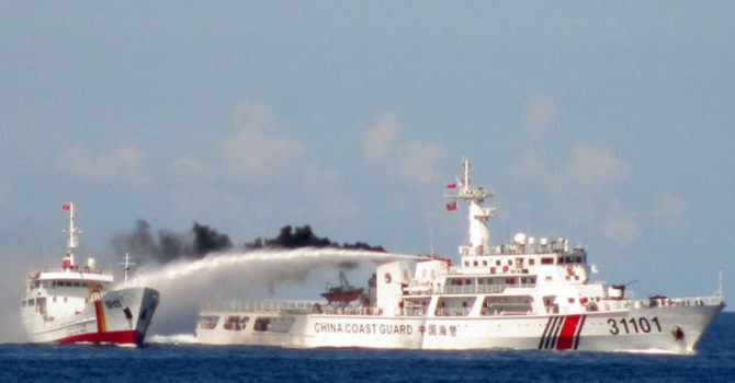Tàu Trung Quốc dùng vòi rồng công suất lớn phun vào tàu kiểm ngư của Việt Nam ngày 3.5. (Ảnh: AFP)