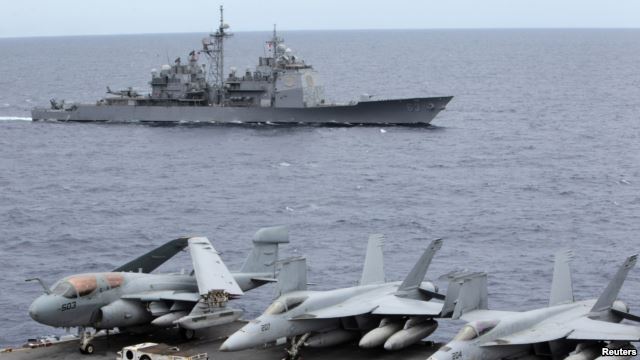 Ảnh tư liệu: Máy bay chiến đấu của Mỹ trên tàu sân bay USS George Washington, phía sau là tàu USS Cowpens ở Biển Ðông, tháng 9, 2010.