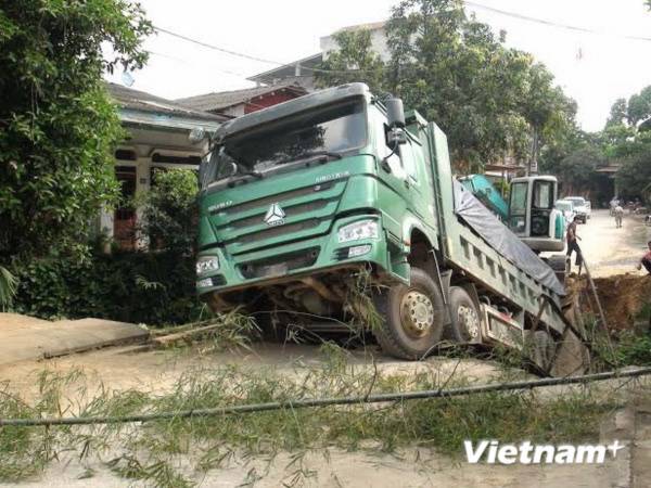 Hiện trường vụ sập cầu. (Ảnh: Đức Tưởng/Vietnam+)