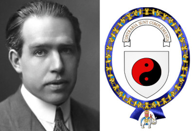 Ảnh trái: Niels Bohr, nhà tiên phong của vật lý lượng tử. (AB Lagrelius & Westphal) Ảnh phải: Huy hiệu nơi cánh tay áo được chính ông thiết kế, trong đó có biểu tượng âm – dương của Đạo gia.