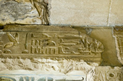 Bức phù điêu tại đền thờ thần Osiris (thần Chết) tại Abydos, Ai Cập. Hình ảnh bên phải con muỗi được cho là hình vẽ mô tả trực thăng, xuồng máy, tàu vũ trụ, và máy bay. (Shutterstock *)