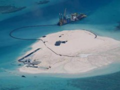 Philippines công bố ảnh chụp cho thấy tàu Trung Quốc đang vận chuyển vật liệu xây dựng đến đảo Gạc Ma (Johnson Reef) - REUTERS /Armed Forces of the Philippines