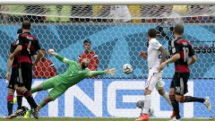 Thủ thành Tim Howard của đội Mỹ không ngăn được cú đá của Thomas Mueller, ghi bàn thắng cho đội Đức trong trận đấu ở Recife, Brazil, 26/6/14