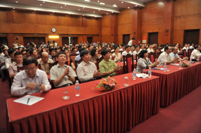 Cán bộ, nhân viên cơ quan T.Ư Hội và đại diện Hội ND các tỉnh mít tinh phản đối Trung Quốc hạ đặt giàn khoan HD- 981 trái phép trong vùng biển của Việt Nam. Cán bộ, nhân viên cơ quan T.Ư Hội và đại diện Hội ND các tỉnh mít tinh phản đối Trung Quốc hạ đặt giàn khoan HD- 981 trái phép trong vùng biển của Việt Nam.