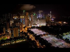 Khoảng 180.000 người đã tụ tập tại Công viên Victoria ở Hồng Kông để thắp nến tưởng niệm các nạn nhân của vụ thảm sát Thiên An Môn và kêu gọi lật đổ Đảng Cộng Sản Trung Quốc (ĐCSTQ), vào ngày 4 tháng 6 năm 2014. (Ảnh internet)