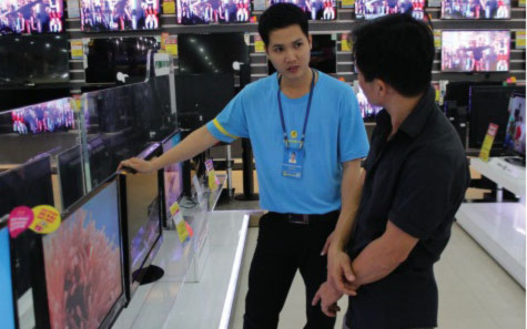 Mặt hàng tivi đang được người tiêu dùng quan tâm trong mùa World Cup 2014. Trong ảnh: khách được nhân viên bán hàng của Dienmay.com tư vấn sản phẩm. Ảnh: Kim Tuyến Mặt hàng tivi đang được người tiêu dùng quan tâm trong mùa World Cup 2014. Trong ảnh: khách được nhân viên bán hàng của Dienmay.com tư vấn sản phẩm. Ảnh: Kim Tuyến