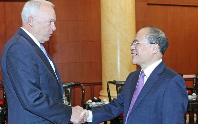 Chủ tịch Quốc hội Nguyễn Sinh Hùng tiếp Hạ nghị sĩ John Kline. TTXVN Chủ tịch Quốc hội Nguyễn Sinh Hùng tiếp Hạ nghị sĩ John Kline. TTXVN