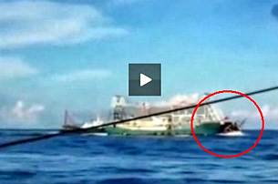 Tàu sắt của Trung Quốc ngang nhiên đâm thẳng vào tàu cá Việt Nam hôm 26/5.
Ảnh chụp từ video clip