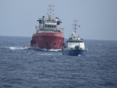Tàu Trung Quốc (phía sau) áp sát, ngăn cản, sẵn sàng đâm va, uy hiếp tàu Việt Nam. Ảnh: Khánh Hiếu-Quang Vũ/TTXVN