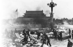 Đại thảm sát Thiên An Môn ngày 4 tháng 6, bức ảnh quân đội đang dọn dẹp quảng trường, theo chỉ thị đốt hết lều bạt của sinh viên, kể cả thi thể của dân chúng và sinh viên. (Ảnh hồ sơ 4.6)