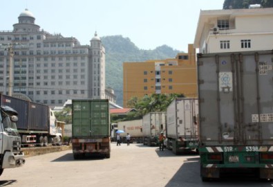 Xe tải xếp hàng tại cửa khẩu Tân Thanh vào Trung Quốc từ Lạng Sơn, Việt Nam (D. Schearf / VOA). Bộ Công thương Việt Nam đã nêu một giải pháp cụ thể, đó là đưa vải thiều vào tiêu thụ tại các tỉnh phía nam để giúp loại trái cây nổi tiếng của miền Bắc này tránh bị phụ thuộc vào thị trường Trung Quốc.