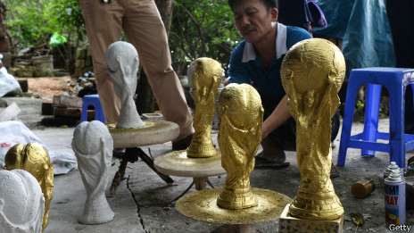 Nhân giải bóng đá World Cup ở Brazil, người Việt làm cúp để kinh doanh