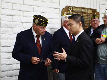 Thị trưởng Tạ Đức Trí thăm hỏi các cựu chiến binh Mỹ ở thành phố Westminster, California - DR