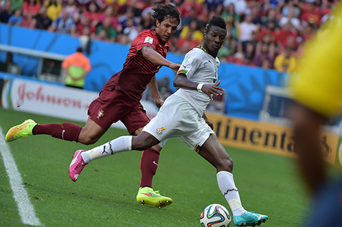 Asamoah Gyan (phải) đã trở thành cầu thủ châu Phi ghi nhiều bàn thắng nhất trong lịch sử World Cup - Ảnh: AFP