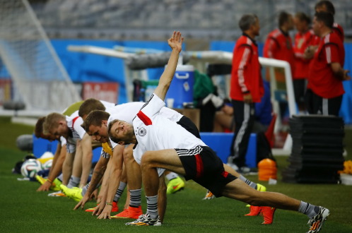 Tuyển Đức nỗ lực tập luyện chuẩn bị cho trận gặp Brazil. Ảnh: Reuters