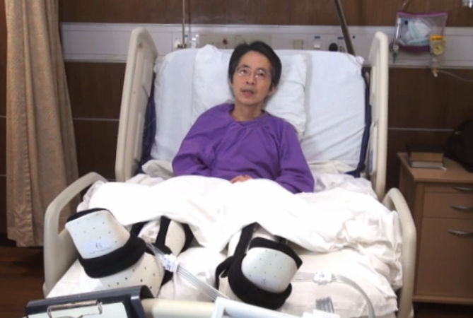 Cựu biên tập viên của tờ Minh Báo theo khuynh hướng tự do, ông Lưu Tiến Đồ phải nằm trong bệnh viện ở Hồng Kông vào tháng 2/2014 sau khi bị những gã cầm rìu đánh đập dã man, và bỏ ông lại trong tình trạng nguy kịch. (Chụp màn hình/Mingpao.com)