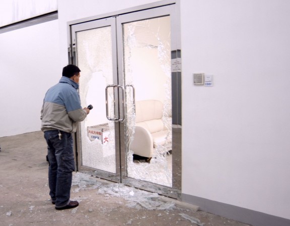 Cánh cửa của văn phòng Đại Kỷ Nguyên ở Hồng Kông sau khi bị bốn kẻ côn đồ đập vỡ vào tháng 3/2006. (Epoch Times)