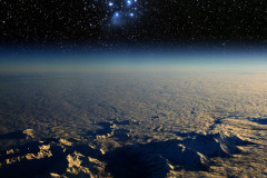 Một cảnh Trái Đất nhìn từ bên ngoài không gian và chòm sao Tua Rua. (Shutterstock*)