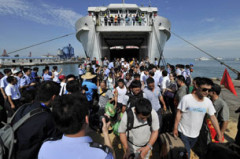 Hàng ngàn công nhân Trung Quốc được rút ra khỏi cảng Vũng Áng ở Hà Tĩnh, Việt Nam đã về đến cảng Tú Anh ở Hải Khẩu, tỉnh Hải Nam, miền nam Trung Quốc vào ngày 20 tháng 5 năm 2014.
AFP PHOTO