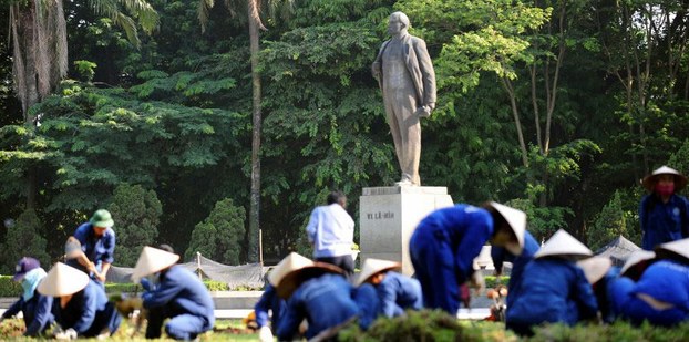 Công nhân đô thị chăm sóc công viên Lê Nin ở Hà Nội. Ảnh AFP