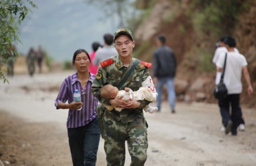 Tân Hoa xã dẫn lời một quan chức địa phương ở thị trấn Longtoushan, nằm ngay tâm địa chấn, cho biết: “Có quá nhiều căn nhà bị hư hại và chúng tôi đang cho thống kê số thương vong”.