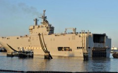 Con tàu chiến mang tên Vladivostok, một trong hai tàu đổ bộ trực thăng lớp Mistral do Pháp đóng theo hợp đồng với Nga, ban đầu dự kiến được giao hàng cho Nga vào cuối tháng 10 năm nay - Ảnh: AFP/BBC.