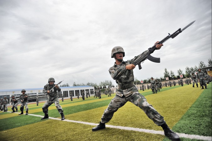 Binh lính diễn tập quân sự tại Bắc Kinh vào ngày 22/7/2014. Cuộc diễn tập quy mô lớn kéo dài từ tháng 7 đến tháng 9 có thể được định hướng vào việc giữ ổn định cho tình hình chính trị trong nước (theo nhận xét của Chen Pokong, hình ảnh ChinaFotoPress từ Getty Images)