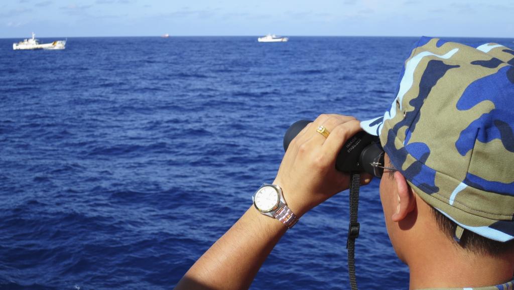 Cảnh sát biển Việt Nam giám sát các tàu Trung Quốc xung quanh giàn khoan Hải Dương Thạch Du 981 tại Biển Đông, 15/07/2014.