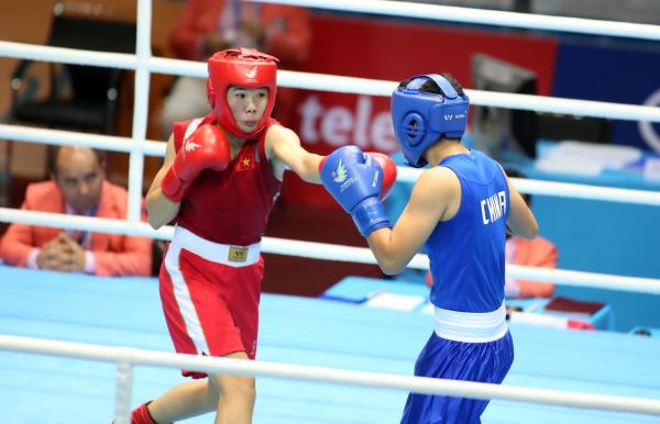 Võ sỹ boxing Lừu Thị Duyên (áo đỏ) thi đấu bán kết hạng cân 57-60kg. Ảnh: N.K