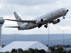 Máy bay trinh sát P-8 Poseidon của Hải quân Mỹ tham gia đợt tìm kiếm máy bay mất tích MH 370 của Malaysia Airlines hồi tháng 4 năm 2014.
REUTERS/Greg Wood/Pool/Files