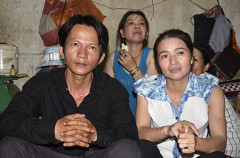 Anh Trịnh Minh Vương (áo đen) đã phải bỏ về quê vì không chịu được áp lực dư luận từ sau khi nhặt được "kho báu" hơn 5 triệu Yen trong chiếc loa