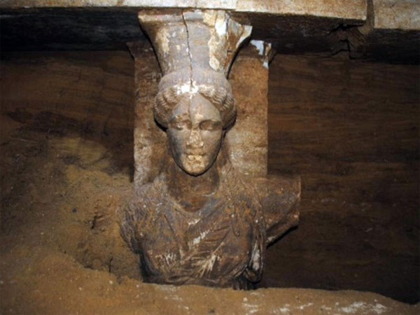 Phát hiện hai bức tượng phụ nữ ở khu lăng mộ Amphipolis