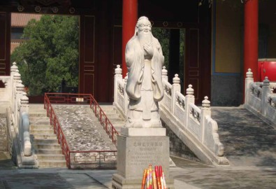 Tượng Khổng Tử ở Bắc Kinh. Ngày 10 tháng 9 hàng năm là ngày nhà giáo Trung Quốc.