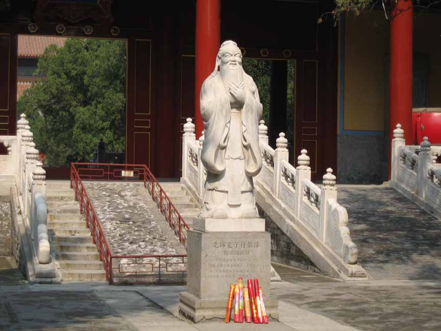 Tượng Khổng Tử ở Bắc Kinh. Ngày 10 tháng 9 hàng năm là ngày nhà giáo Trung Quốc.
