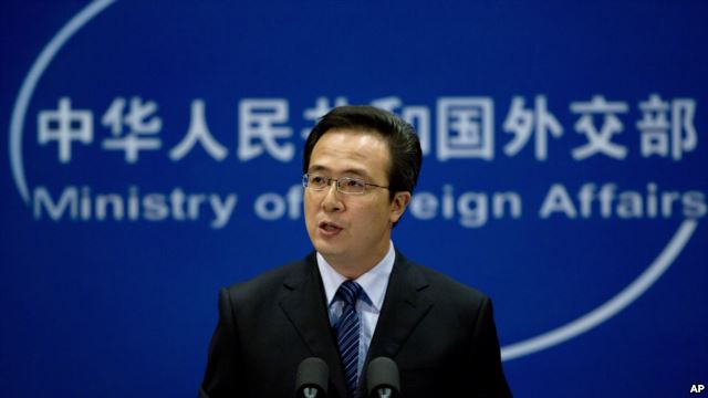 Phát ngôn viên Bộ Ngoại giao Trung Quốc Hồng Lỗi tuyên bố 'chủ quyền không thể tranh cãi đối với quần đảo Trường Sa và vùng nước lân cận'.