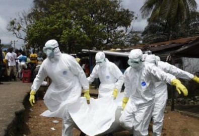 Nhân viên y tế chuyển thi thể nạn nhân của dịch Ebola tại thủ đô Monrovia, Liberia. (Ảnh: AFP/TTXVN)