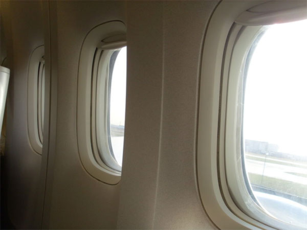 Vì sao khi cất và hạ cánh, máy bay phải nâng chớp cửa sổ?