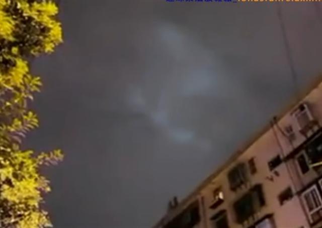Hai con rồng màu trắng bỗng nhiên xuất hiện trong những đám mây trên thành phố cổ Tây An một khoảng thời gian dài, hình ảnh được chụp cắt ra từ đoạn video của cư dân mạng. (chụp hình từ mạng)