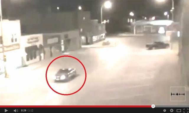 Một đoạn phim cho thấy, tại một con phố nhỏ ở North Dakota Mỹ bỗng xuất hiện một ánh sáng chói lòa, sau đó một chiếc xe đang di chuyển đã biến mất, một số người đã đặt câu hỏi liệu có phải chiếc xe bị đánh cắp bởi người ngoài hành tinh không? (hình chụp từ mạng)