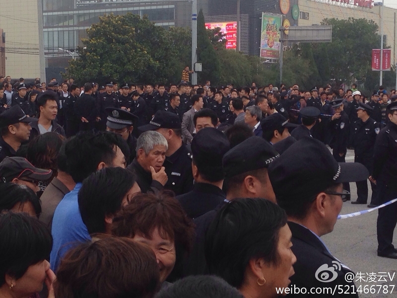 2 ngày liên tiếp, hàng ngàn người biểu tình tại trấn Nê Thành, quận Phố Đông, Thượng Hải, biểu tình kháng nghị việc chính quyền đương cục dời dự án xây nhà máy Pin đến thị trấn này. (hình ảnh trên mạng)