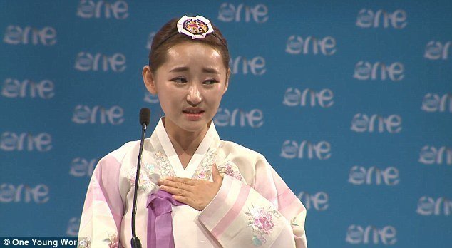 Chú thích ảnh: Trong một bài phát biểu tại Hội nghị Tân Tú Thế Giới năm 2014 tại Dublin  (One Young World Summit 2014), cô đã kể về câu chuyện của mình dưới chế độ cai trị độc tài tàn bạo của Kim Jong-un, về cuộc sống của gia đình và bạn bè của cô như thế nào. Cô đã nói đây là “nơi đen tối nhất trên toàn thế giới”, intenet bị vô hiệu hóa, các bài hát, sách báo, các cuộc điện đàm quốc tế, quyền nêu lên những ý kiến cơ bản.v.v.  tất cả đều bị cấm.