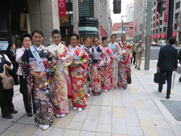 Đặng Thu Thảo xinh đẹp với Kimono tại Miss International 15