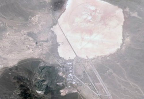Khu vực 51, một Căn cứ tối mật thời Chiến tranh Lạnh, nhìn từ ảnh vệ tinh. Nhiều người cho rằng chính phủ Mỹ sử dụng địa điểm bí mật này cất giấu thi thể và đĩa bay của người ngoài hành tinh. (Ảnh: Google Maps) 